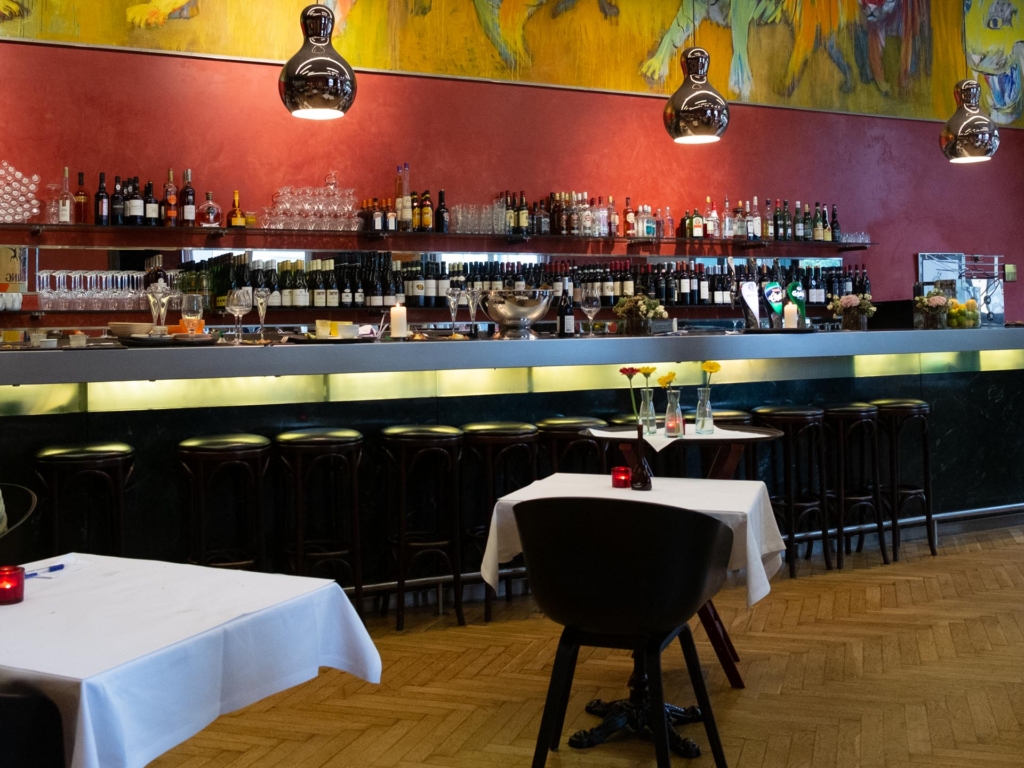 Baren hos Caf&eacute; Hack