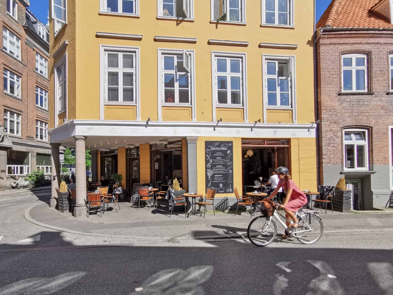 Den Rustikke set udefra