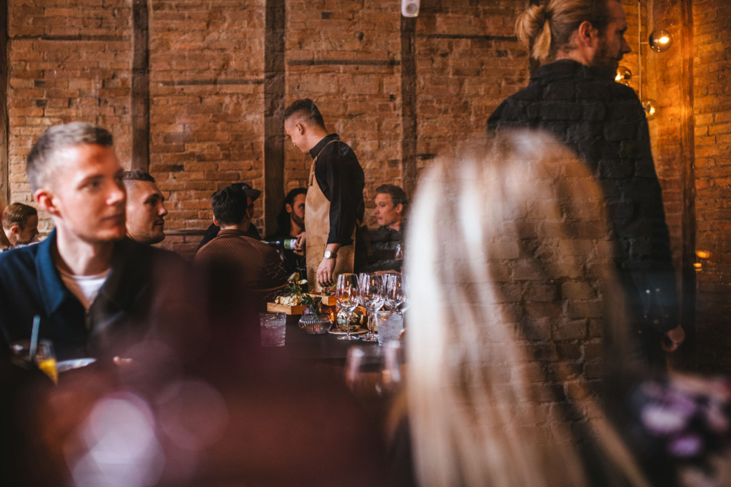 God betjening hos Restaurant Basso ligger i Skolegade i hjertet af Aarhus C, kun f&aring; minutters gang fra Str&oslash;get.