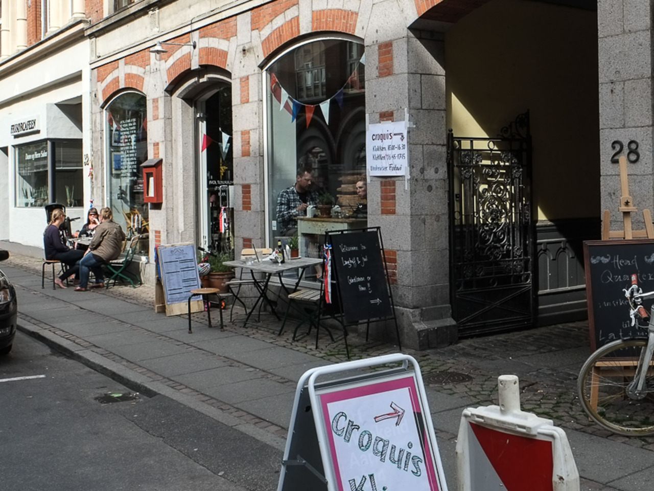 Langhoff & Juul i Guldsmedgade set udefra