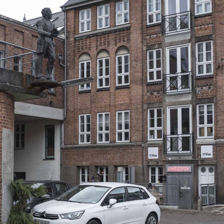 Statuen hos MasVino i Klostergade i Aarhus C