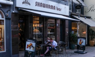 Man kan sidde udenfor og spise sin mad hos Shawarma Bar 