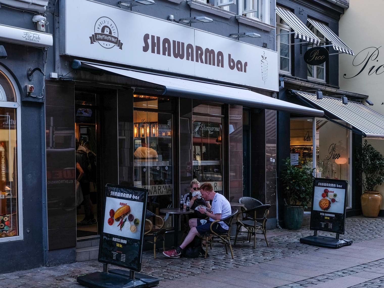 Man kan sidde udenfor og spise sin mad hos Shawarma Bar