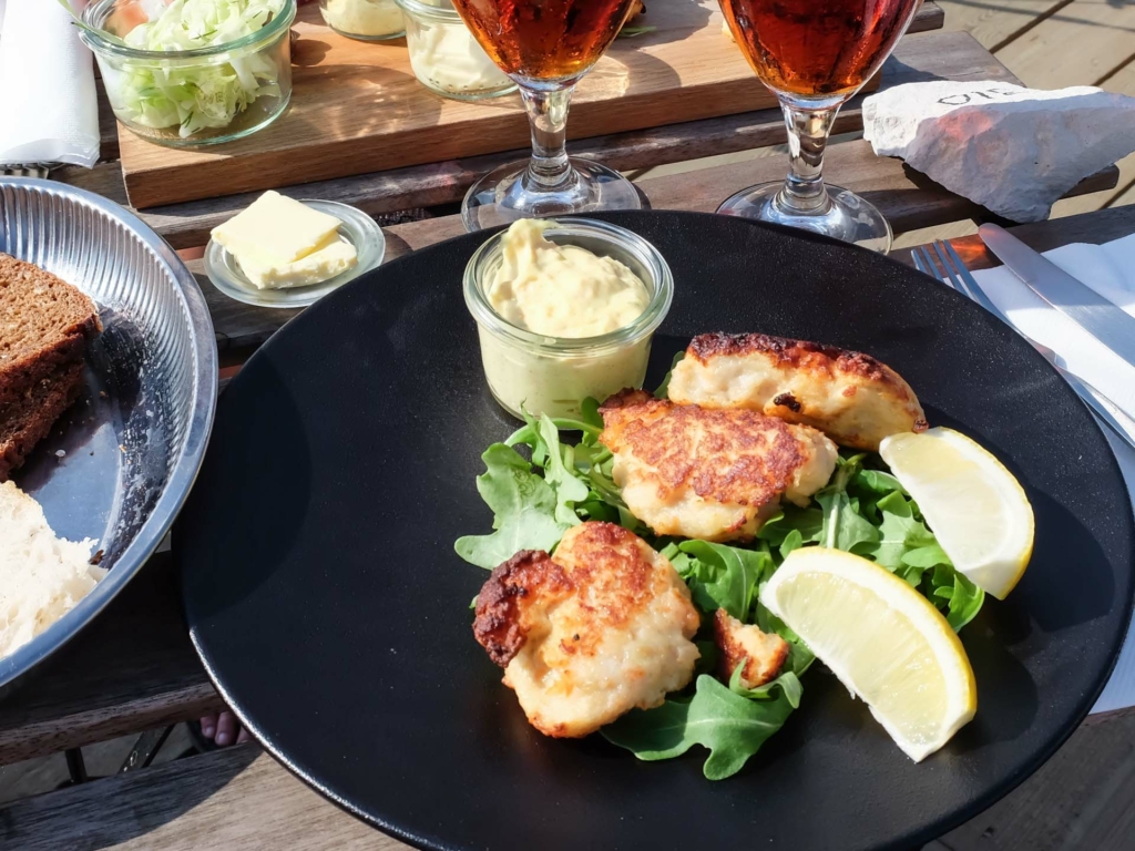 Fiskefrikadeller hos B&aring;dcaf&eacute; p&aring; Marselisborg Havn i Aarhus