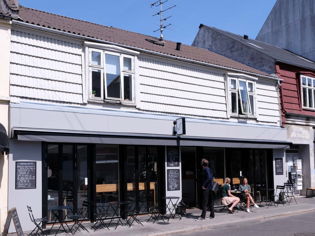 Café Åland set ude fra gaden en sommerdag