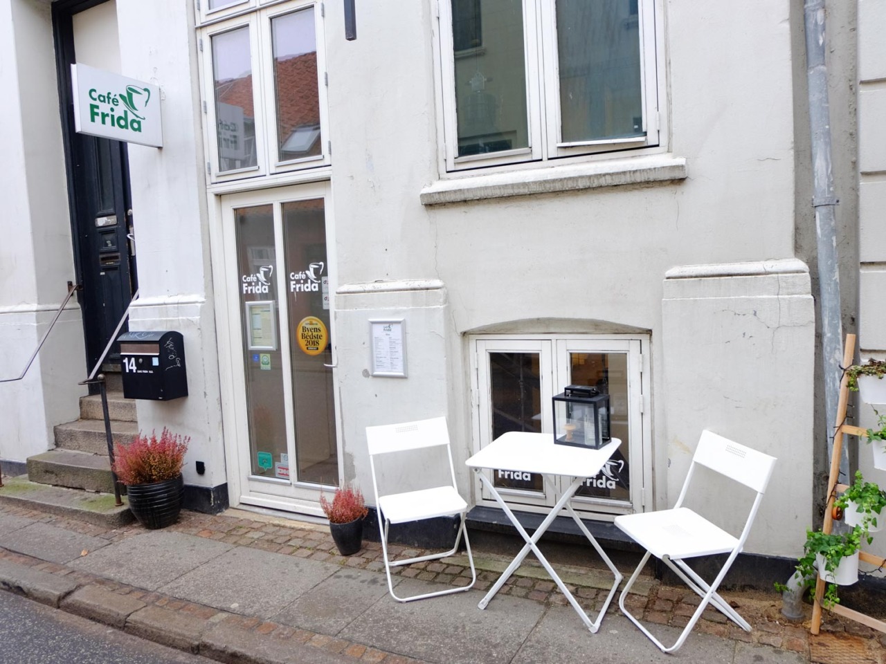 Café Frida set udefra