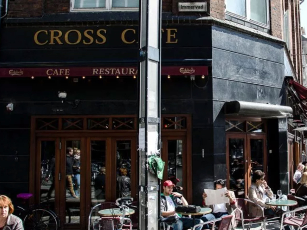 Cross Caf&eacute; ved &aring;en i Aarhus. Se mere: https://spiseguidenaarhus.dk/category/cafe-aarhus-guide-cafeer/