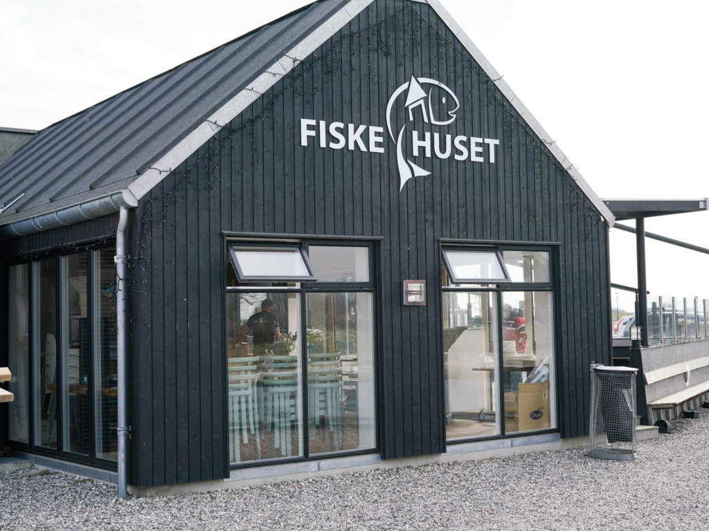Norsminde Fiskehus p&aring; en af de dage hvor der er &aring;bent