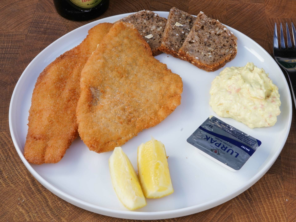 En fabrikspaneret og friturestegt filet hos Norsminde Fiskehus