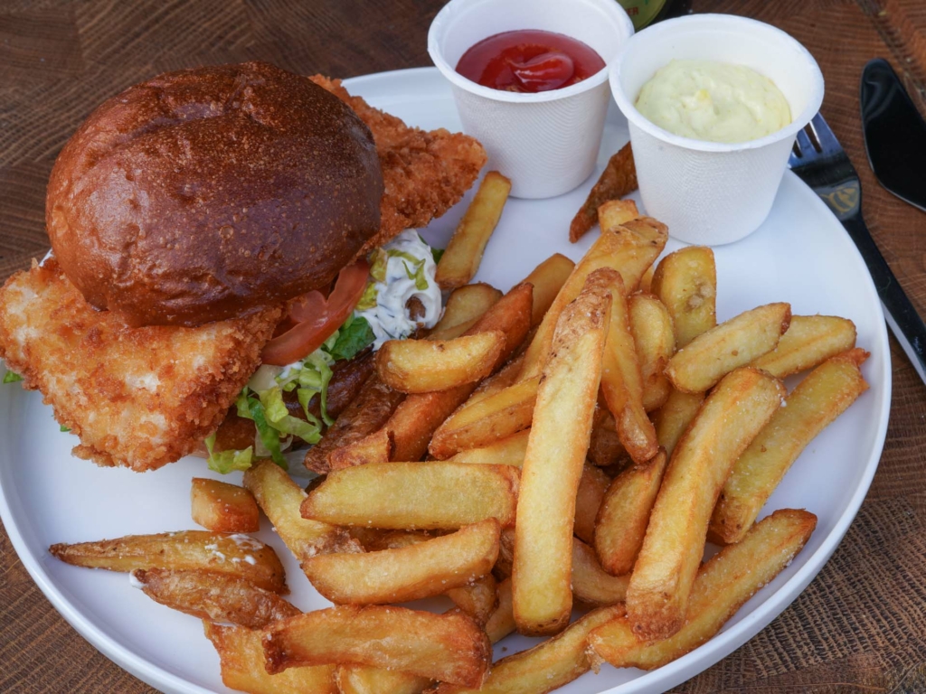 Fiskeburgeren hos Norsminde Fiskehus