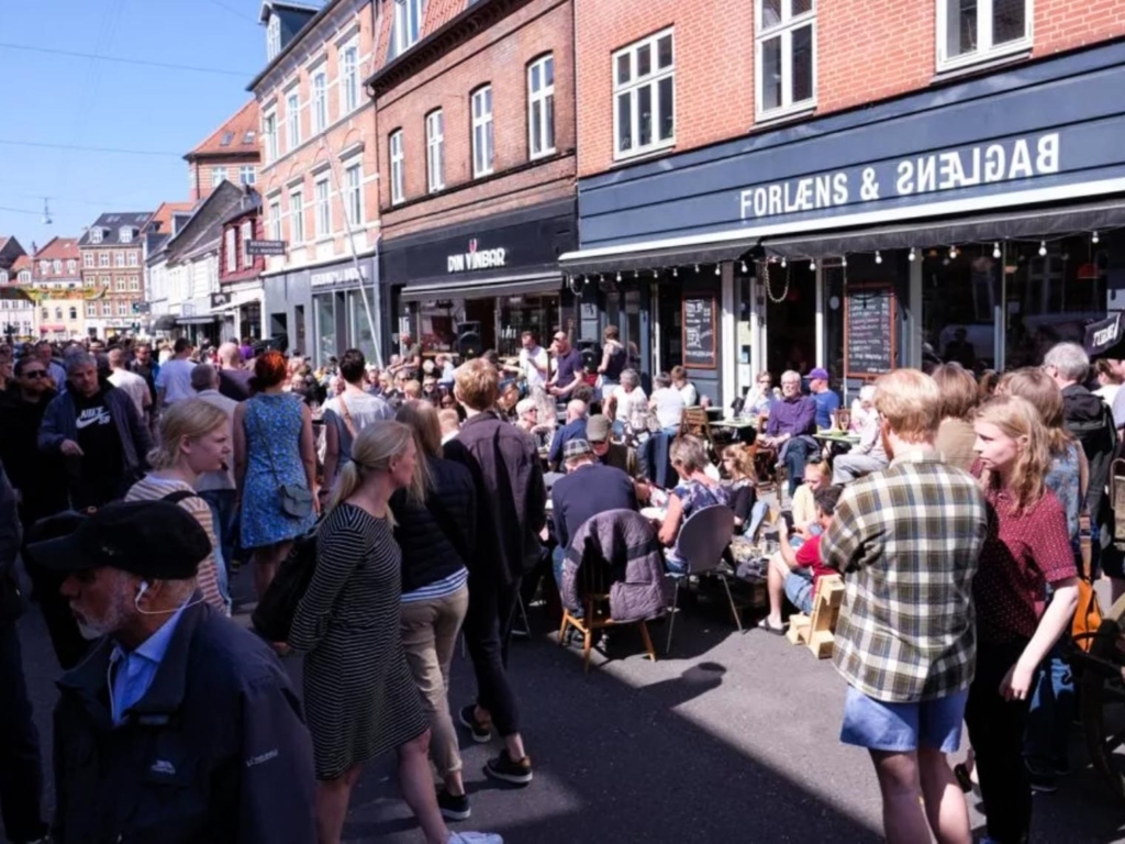 Forlæns & Baglæns i Jægergårdsgade under en gadefest i gaden