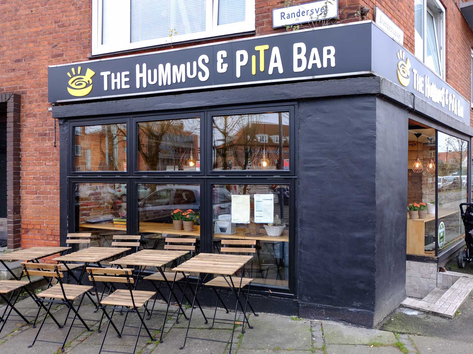 Hummus & Pita Bar set ude fra gaden
