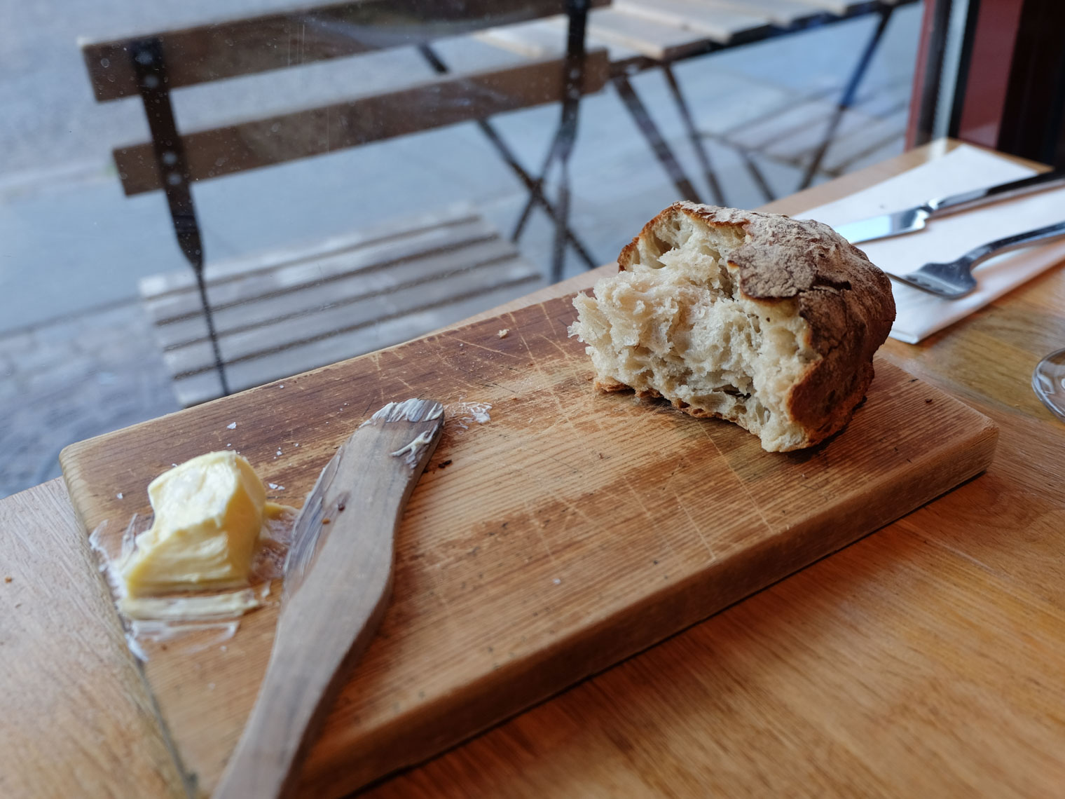 Brød og smør på træbræt hos Restaurant Pondus i Aarhus