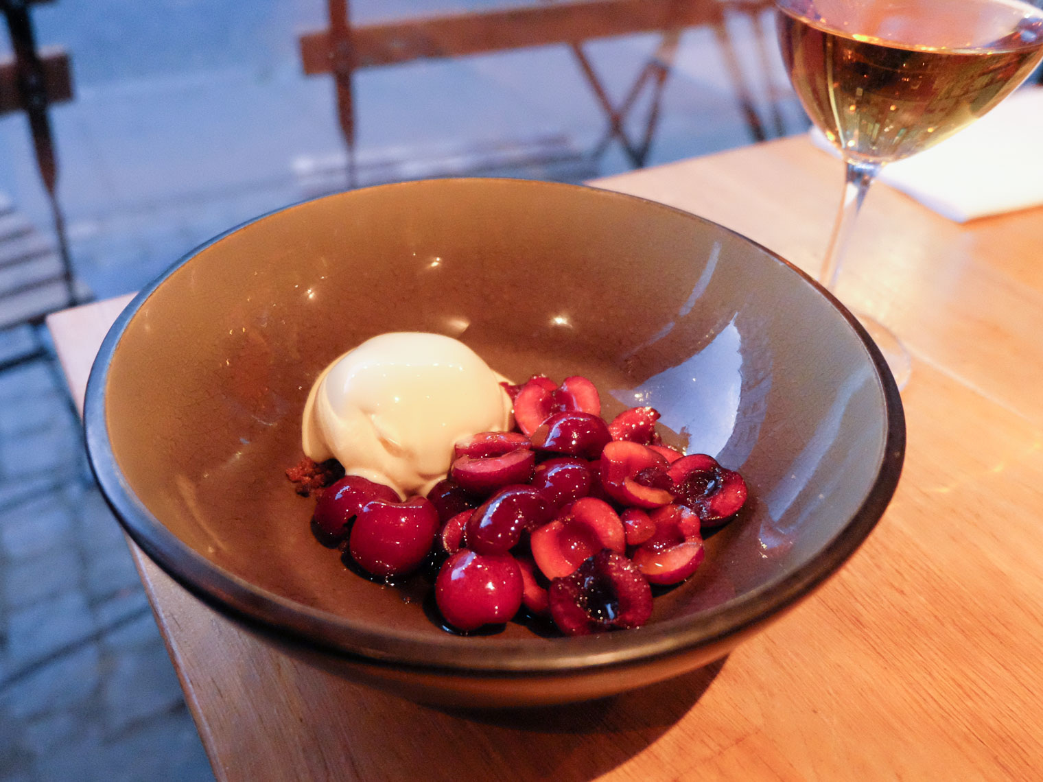 Dessert med bær og is i brun skål hos Restaurant Pondus i Aarhus