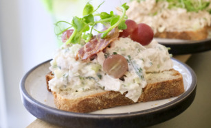 Café Sidewalk ved åen