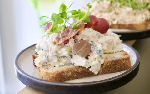 Café Sidewalk ved åen