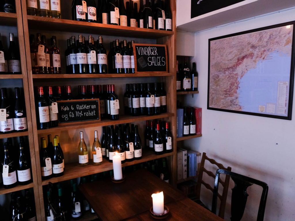 En vinreol med importerede vine hso Vincaf&eacute;en