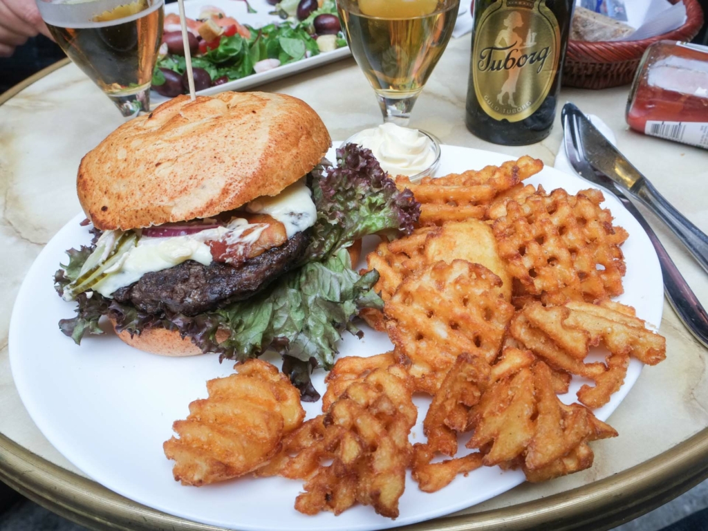 Den knast&oslash;rre burger p&aring; Caf&eacute; Jorden