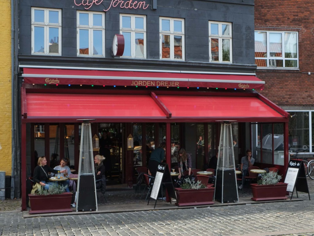 Caf&eacute; Jorden set udefra