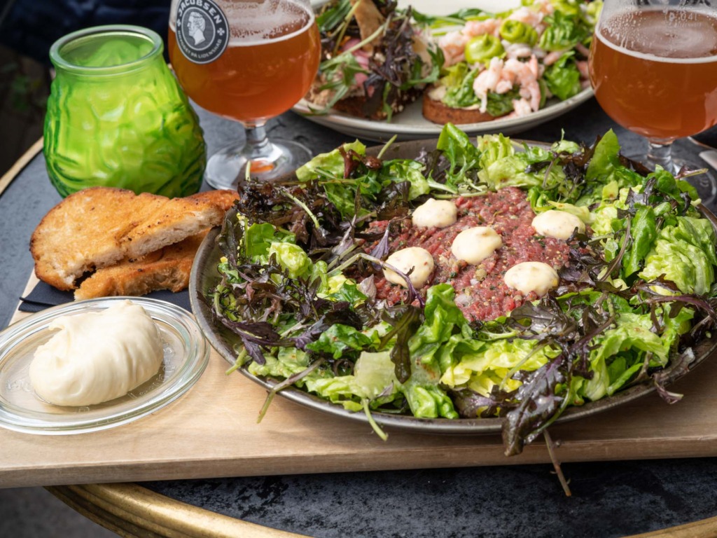 En oksetatar til frokost p&aring; Café Ziggy - &copy;Spiseguiden Aarhus