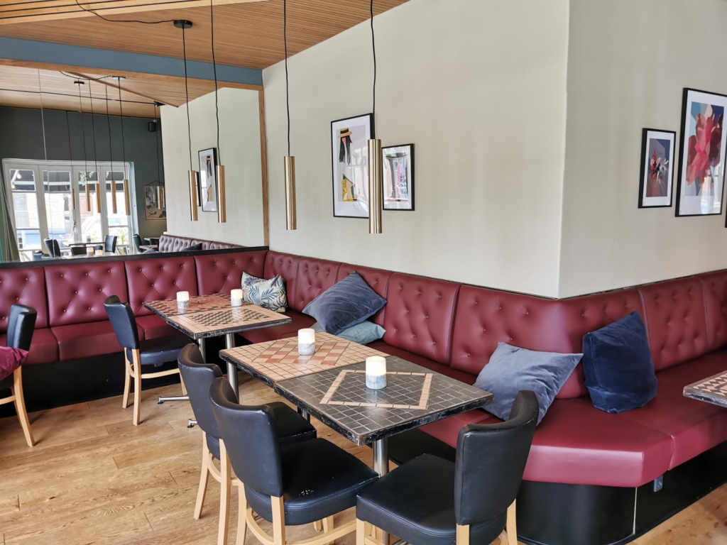 Man sidder godt hos Café Ziggy på Tr&oslash;jborg