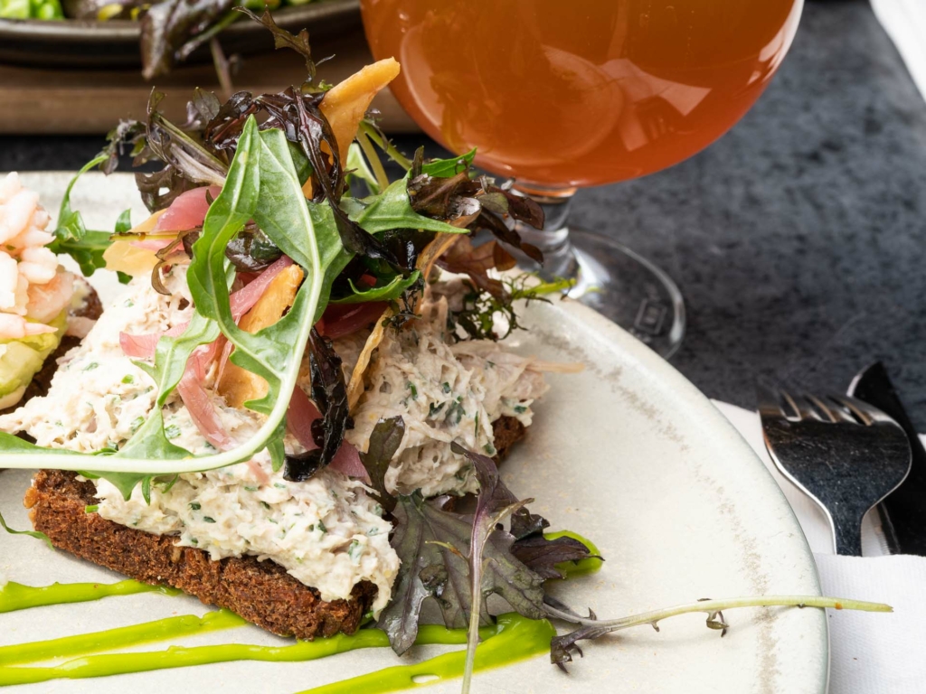 Et stykke sm&oslash;rrebr&oslash;d med h&oslash;nsesalat p&aring; Café Ziggy p&aring; Tr&oslash;jborg i Aarhus