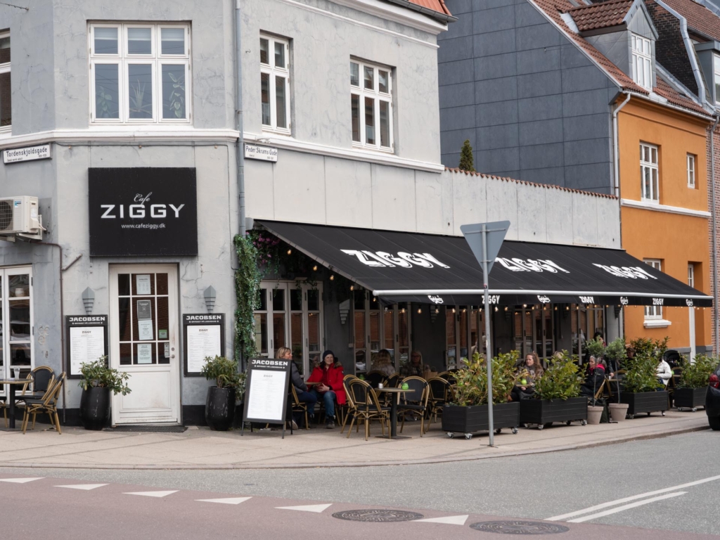 S&aring;dan ser Café Ziggy på Tr&oslash;jborg ud fra gaden af