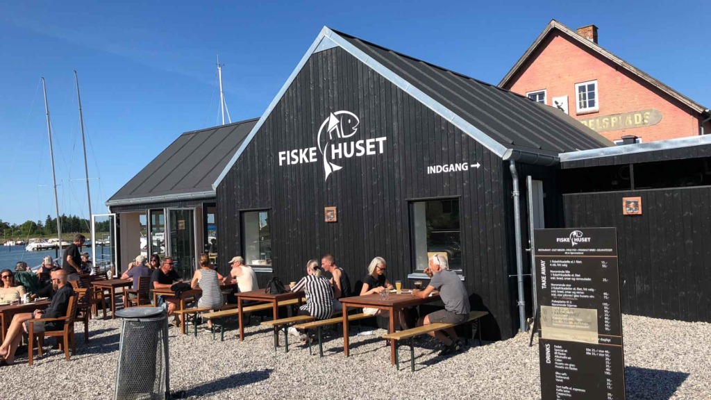 Fiskehuset p&aring; Norsminde Havn set udefra