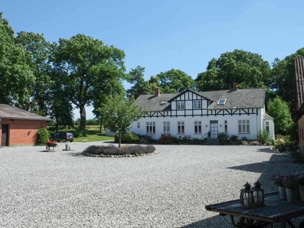 Den gamle m&oslash;lleg&aring;rd set udefra g&aring;rdspladsen
