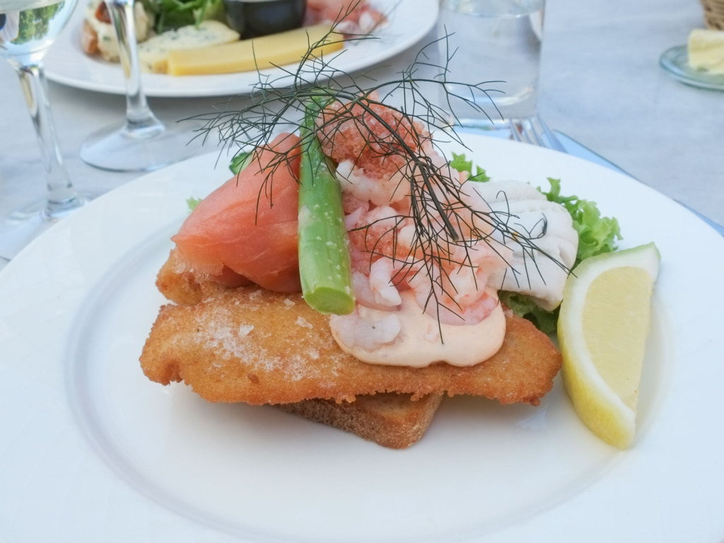 Stjerneskud med friturestegt fiskefilet hos M&oslash;lleg&aring;rden p&aring; Alr&oslash;