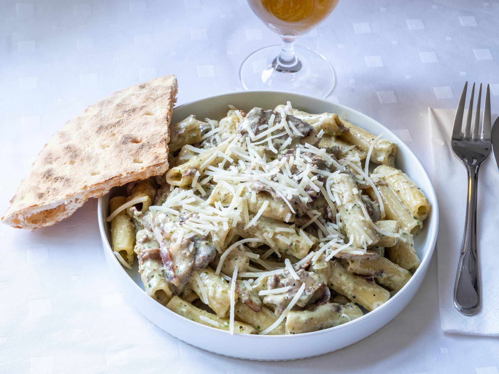 Penne med revet ost og brød hos Restaurant Stromboli i Aarhus