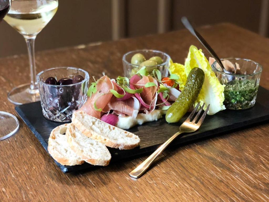 Et tapasbr&aelig;t med charcuterie hos Smagl&oslash;s