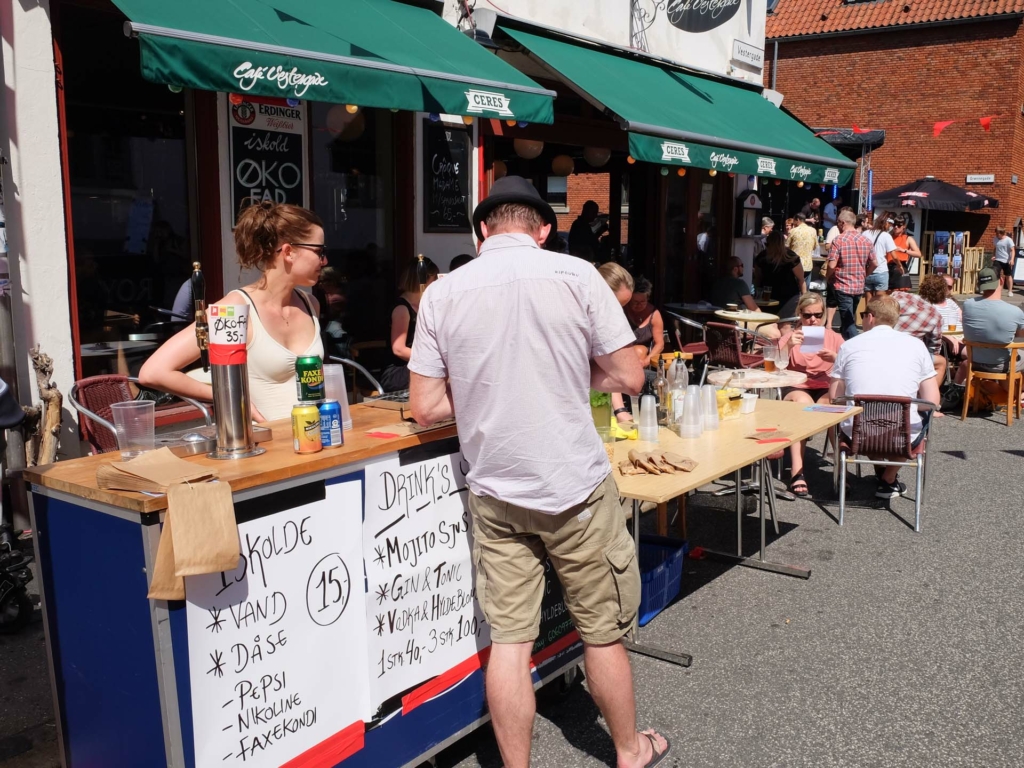 Caf&eacute; Vestergade 42 ses udefra Vestergade til en Vestergadefest