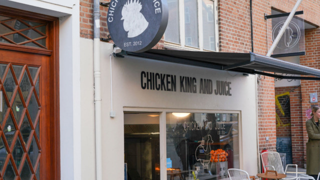 Chicken King & Juice på Trøjborg set udefra Tordenskjoldsgade. Se mere på Spiseguiden Aarhus: https://spiseguidenaarhus.dk/oversigt/chicken-king-juice-troejborg/