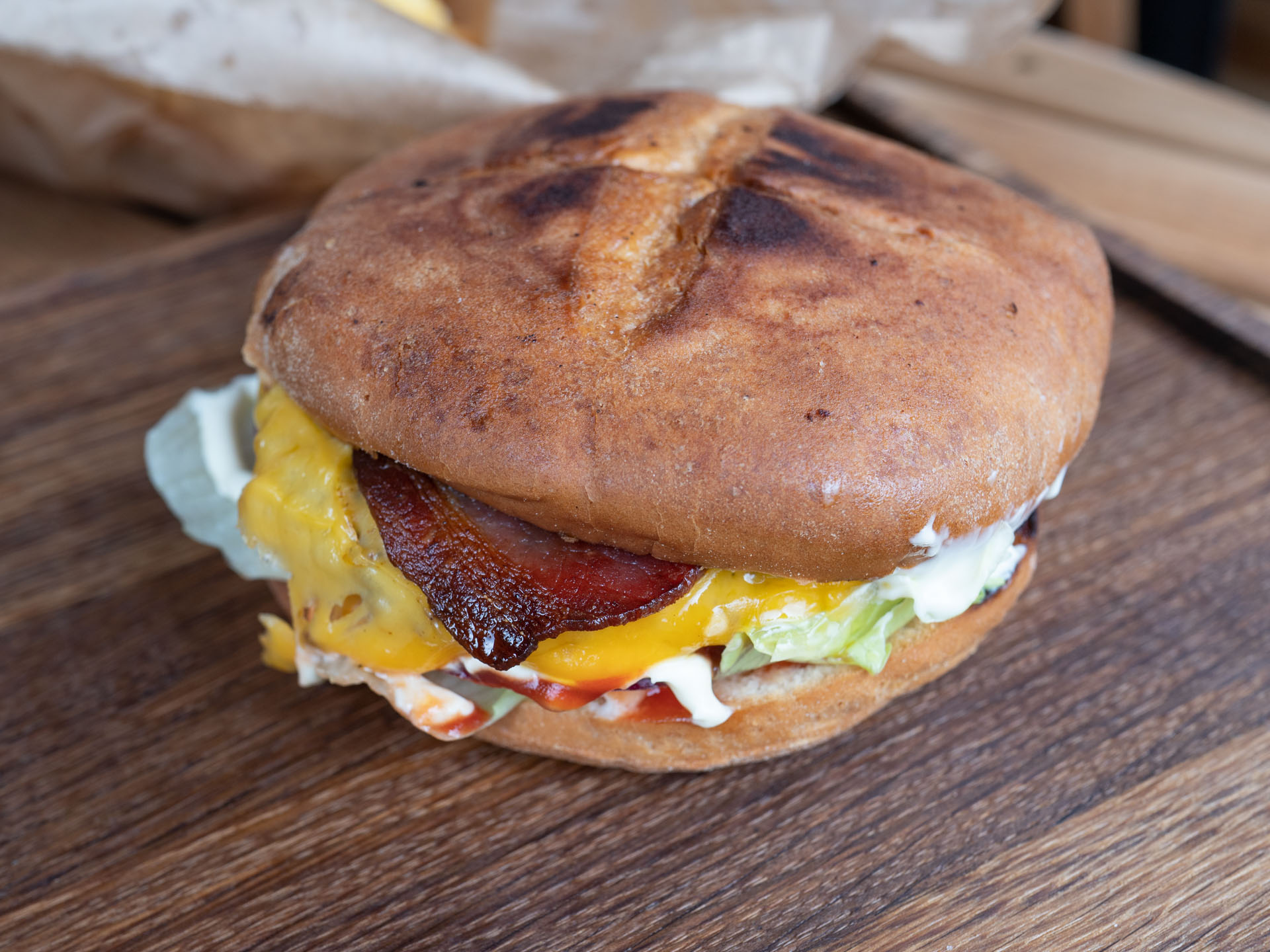 Cheeseburger hos Garage Burgerbar i Risskov. Bøffen er grillet og rosa stegt.