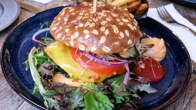 En burger med hakkebøf og ost hos Greenilicious