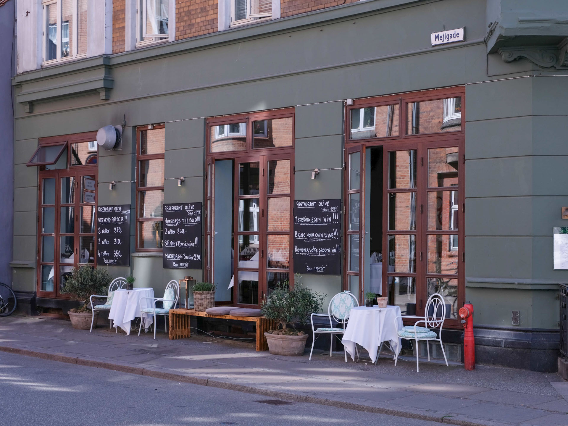 Restaurant Olive set udefra Mejlgade