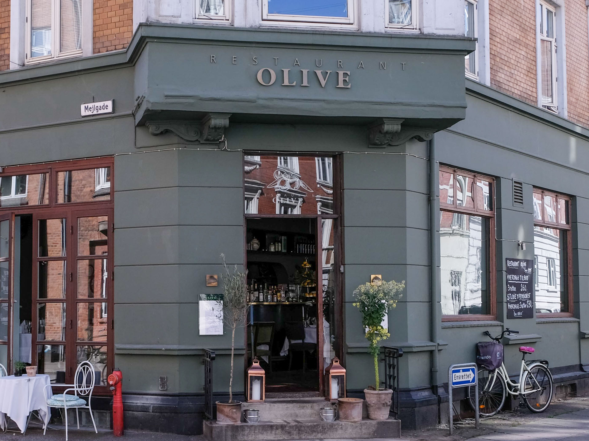 Grå hjørnefacade med navnet Olive i Aarhus