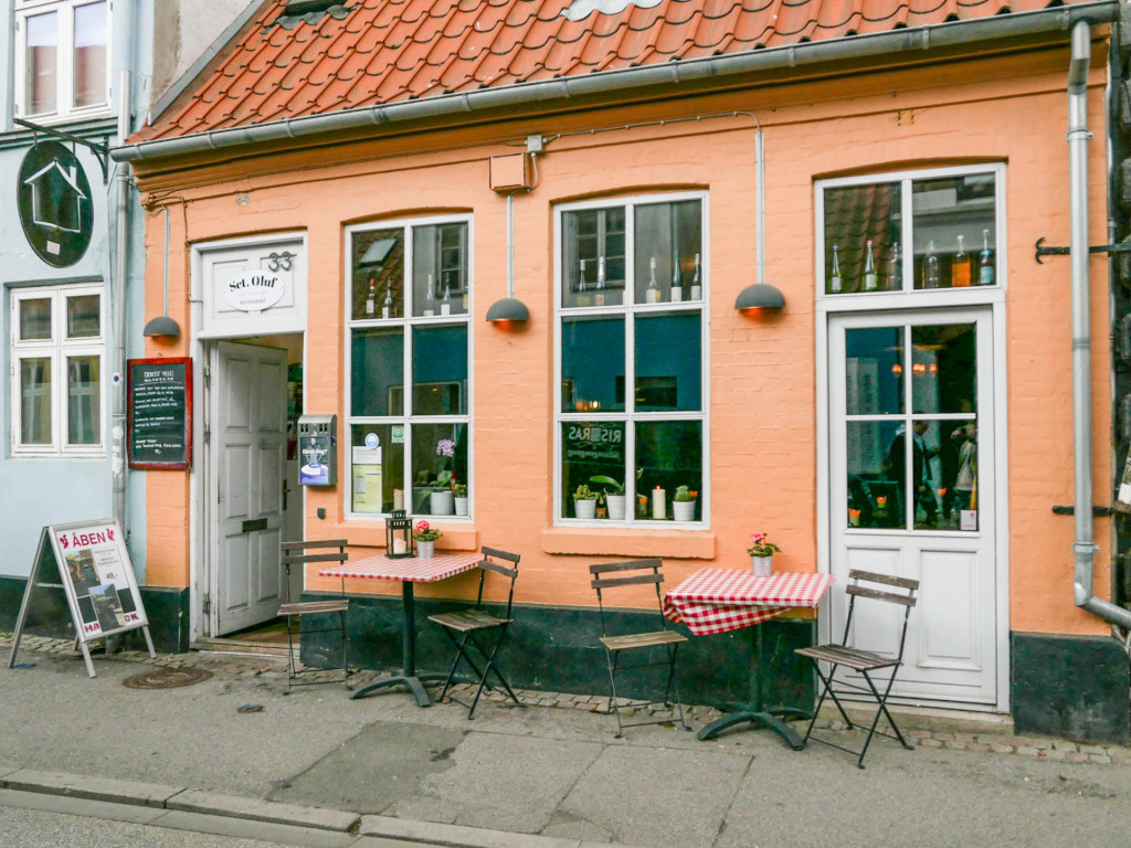 Sct. Oluf Restaurant i Mejlgade set udefra gaden