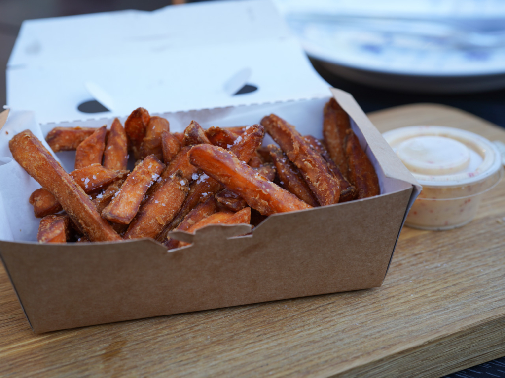 Fritter af s&oslash;d kartoffel hos B&aacute;nh M&igrave; Bandits