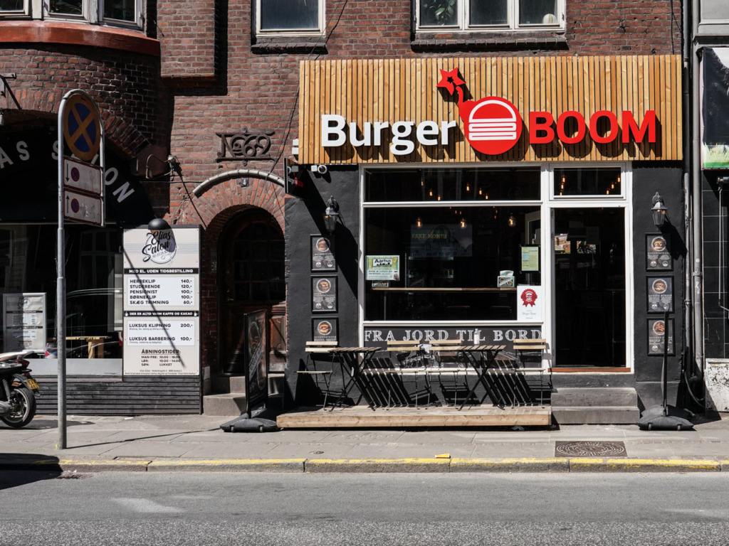 Burger BOOM set udefra Vesterbrogade i Aarhus