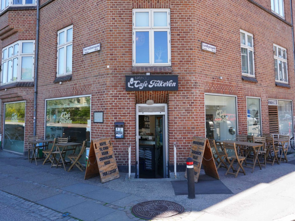 Caf&eacute; FolkeVen set fra vejen