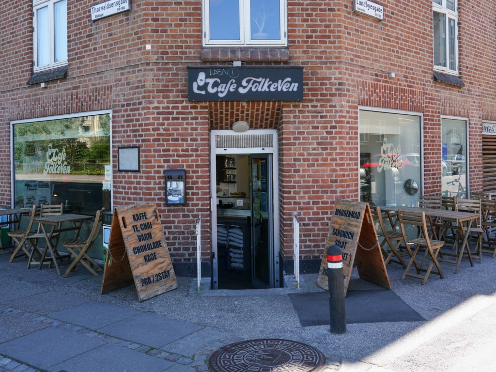 Caf&eacute; FolkeVen ved &aring;en i Aarhus