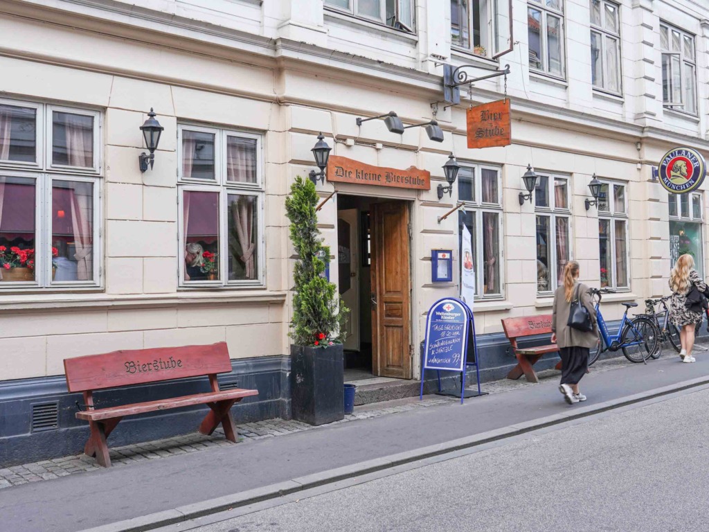 Die kleine Bierstube i Aarhus - set udefra gaden