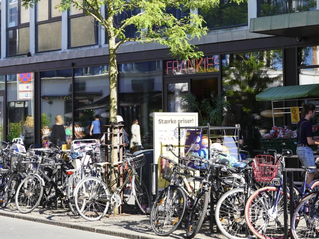 Her er pænt mange cykler foran Frankies i Jægergårdsgade