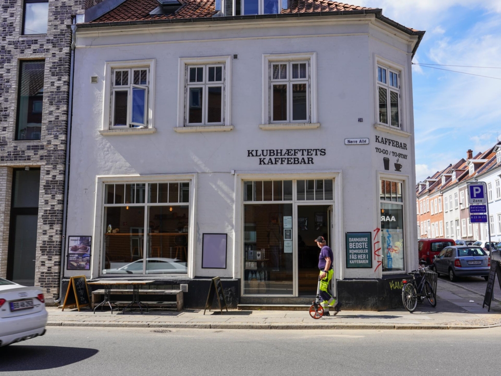 Klubhæftets Kaffebar i Nørre Allé set udefra vejen af