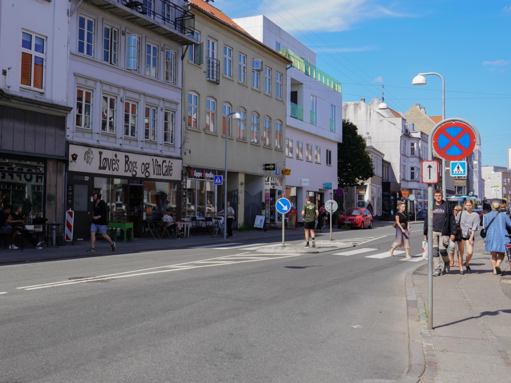 L&oslash;ve's Bog- og Vincafé-2