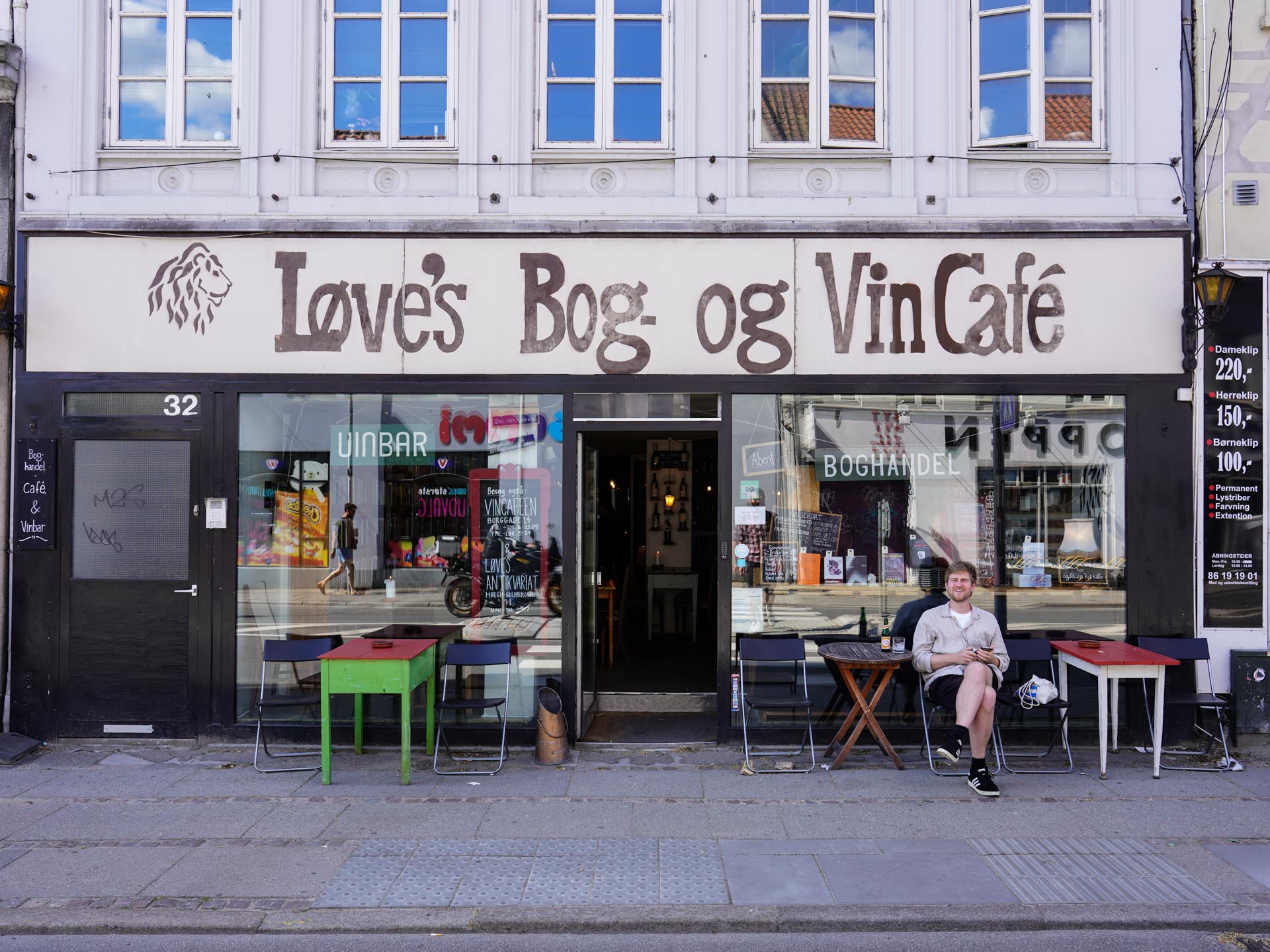 Løve's Bog- og Vincafé set udefra Nørregade