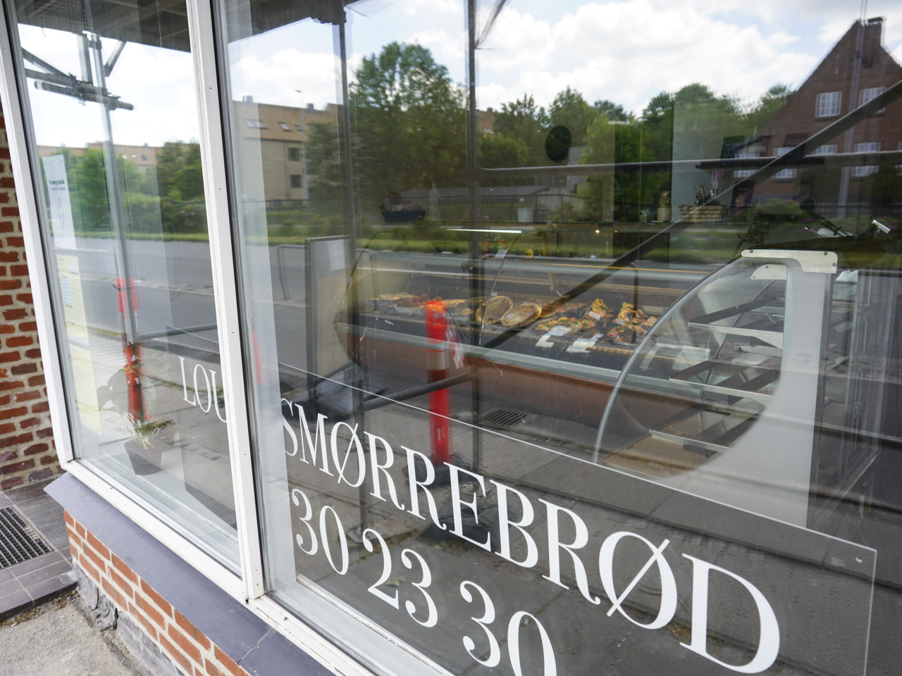 Loui´s Smørrebrød i Viby set udefra gaden