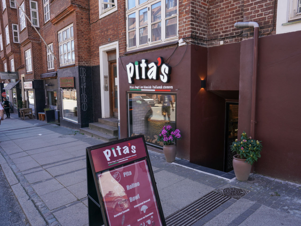 Pita's på Trøjborg set udefra gaden
